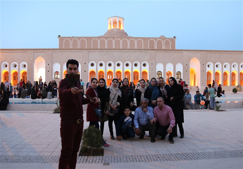 کرمان| بازدید مسافران نوروزی از بزرگترین خانه خشتی جهان در رفسنجان به روایت تصویر