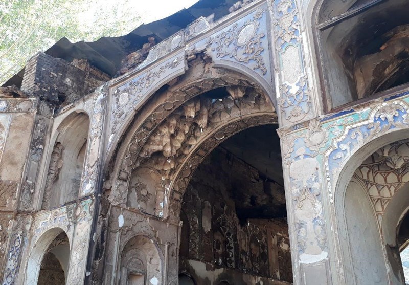 اصفهان| وقتی مرمت‌های کاخ تاریخی سرهنگ آباد یکجا می‌سوزد!+ تصاویر