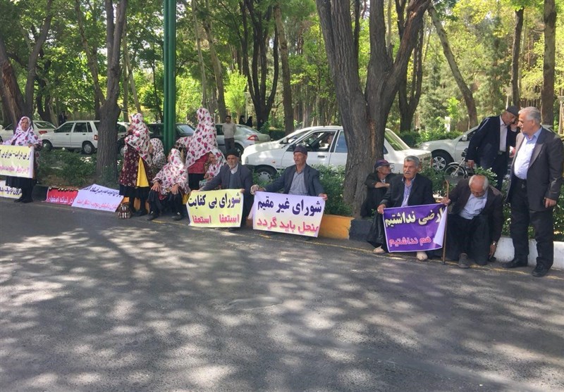 اصفهان| تجمع اعتراض آمیز مردم ابیانه با لباس محلی؛ دست‌اندازی به آب ابیانه محکوم شد