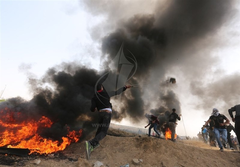 جوانان فلسطینی پرچم اسرائیل را مقابل نظامیان این رژیم به آتش کشیدند + عکس