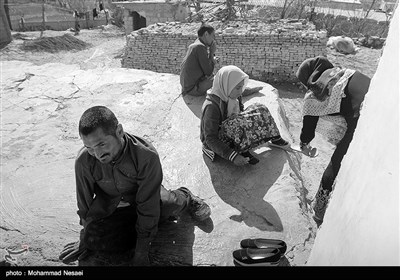 پدر و مادر پریسا بر اساس باور ها و سنت هایی که از گذشته در مناطق ترکمن نشین حاکم بوده تن به ازدواج فامیلی داده اند . سه فرزند معلول جسمی و ذهنی حاصل این ازدواج است.