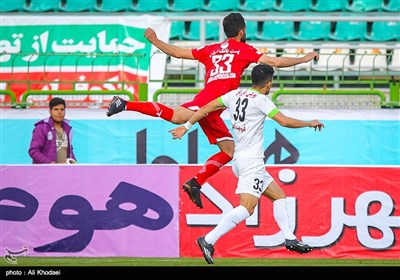 دیدار فوتبال تیم های ذوب آهن اصفهان و سپیدرود رشت