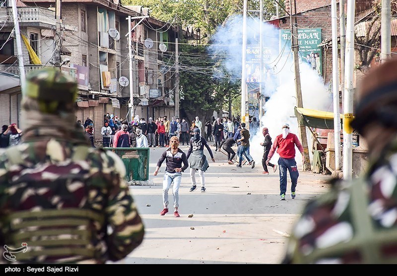 مقبوضہ کشمیر میں بھارتی فورسز کی مظاہرین پر فائرنگ، متعدد زخمی