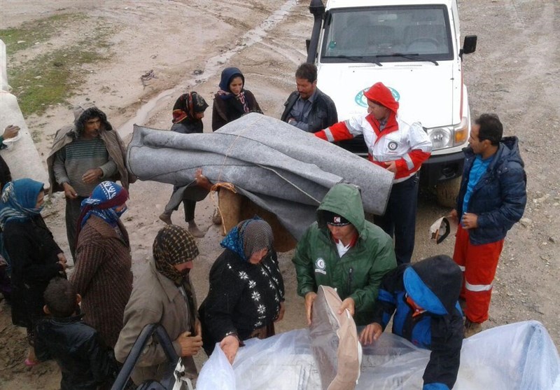 لرستان|‌ امدادرسانی به خانوارهای سیل‌زده در کوهدشت؛ مردم از ترددهای غیرضروری خوددداری کنند