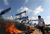 جمعة &quot;حرق العلم الصهیونی &quot; .. الالاف یشارکون وعشرات الاصابات برصاص الاحتلال على حدود غزة