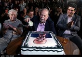 محمدعلی کشاورز در حال بریدن کیک تولد خود