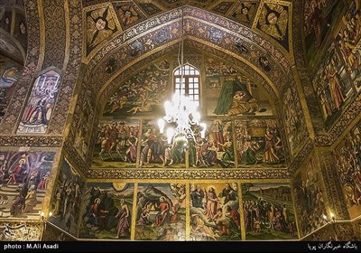 دور تا دور گنبد داستان خلقت آدم و حوا است که از کتب مقدس الهام گرفته شده و بوسيله نقاشان ارمنی ترسيم شده اند.