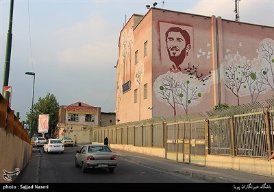 تصویر شهید دیالمه بر روی ساختمان مخابرات واقع در خیابان ری