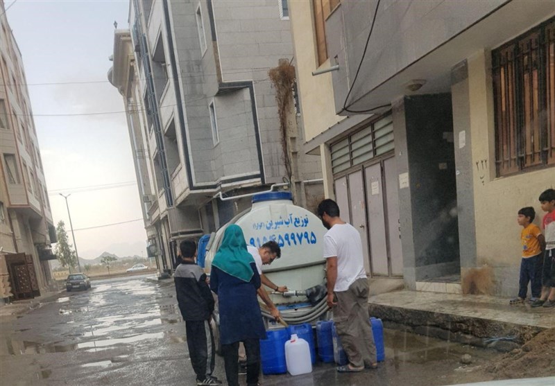 زاهدان| توزیع آب رایگان به‌وسیله 65 تانکر در زاهدان آغاز شد