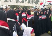 اهدای شاخه گل به نیروهای امنیتی در تظاهرات عراق+عکس