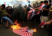 تظاهرات گسترده عراقی‌ها در بغداد در محکومیت حمله به سوریه/ پرچم آمریکا به آتش کشیده شد