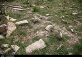کشف اشیاء سفالی و ظروف مرمری در گورهای تاریخی گورستان سادات محمودی