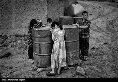 استان گلستان- بخش پالیزان،روستای پست دره پایین،علی علیزاده 14 ساله او سندروم داون دارد و درحال بازی کردن با بچه ها است .