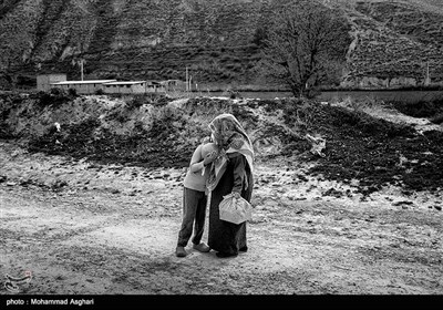 - بخش گلیداغ ،روستای چاتال،ام کلثوم ،9ساله عقب مانده ذهنی ، پدر و مادر او پسرعمو و دختر عمو هستن،مادر بزرگ ام کلثوم او را در آغوش خود گرفته است.