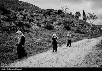 استان گلستان- بخش گلیداغ ،روستای چاتال،ام کلثوم ،9ساله، پدر و مادر او پسرعمو،دخترعمو هستند.او در حال بازی کردن در اطراف خانه است.