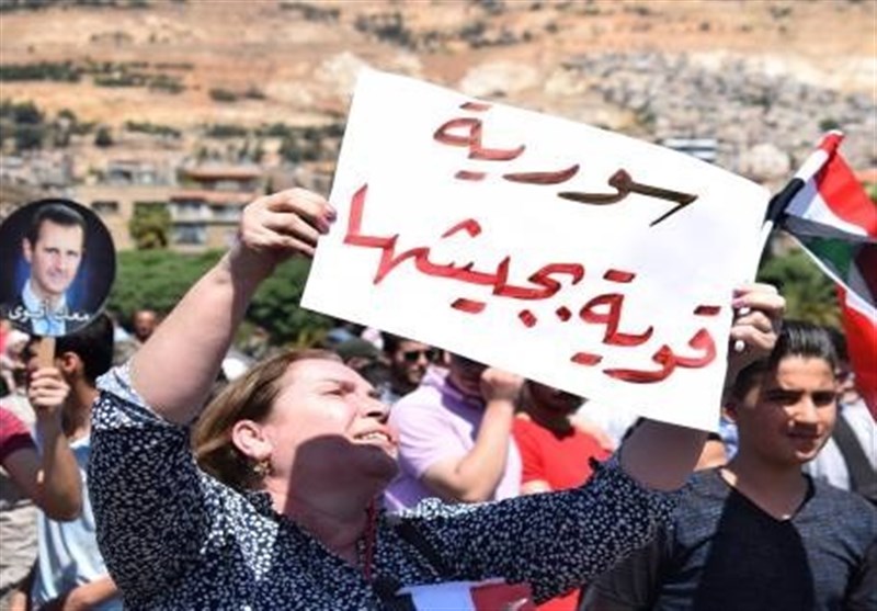 تظاهرات اهالی رقه در حمایت از دولت سوریه و محکومیت تجاوز آمریکا