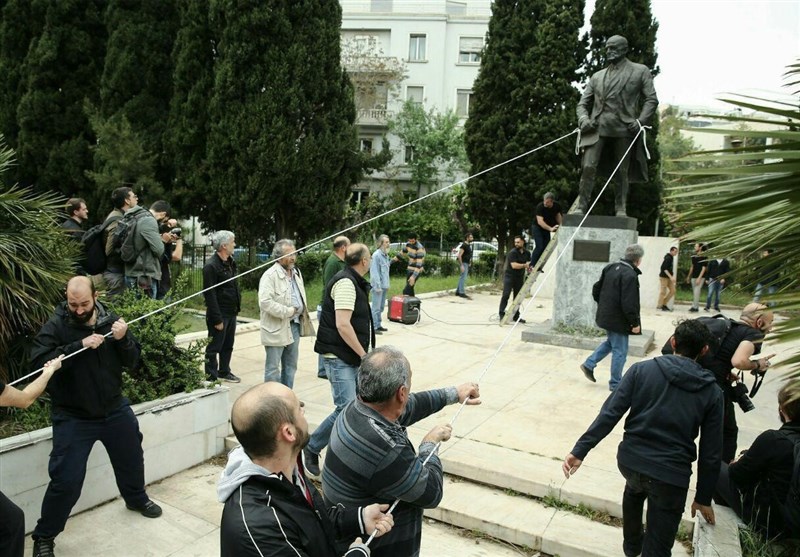 Greeks Try to Fell Truman Statue in Condemnation of US-Led Syria Strikes