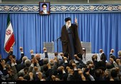 بالصور.. الإمام الخامنئی یستقبل عدد من المسؤولین والعاملین فی وزارة الأمن