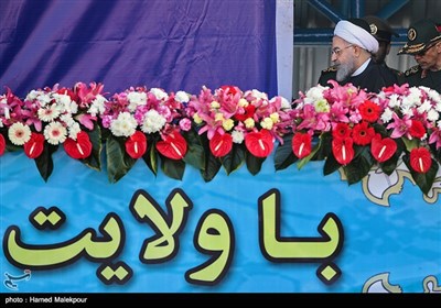 ورود حجت‌الاسلام حسن روحانی رئیس جمهور به مراسم رژه روز ارتش