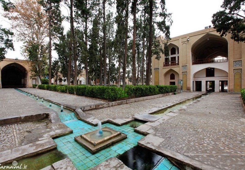 کاشان| مرمت پیکره‌های شاهزادگان قاجار در باغ فین کاشان