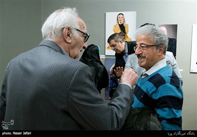 علیرضا خمسه و رضا بنفشه خواه در مراسم افتتاح نمایشگاه عکس‌ چهره‌های نمایش ایران در خانه هنرمندان