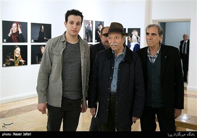 علی نصیریان بازیگر پیشکسوت و مجید جوانی در مراسم افتتاح عنوان افتتاح نمایشگاه عکس‌ چهره‌های نمایش ایران در خانه هنرمندان