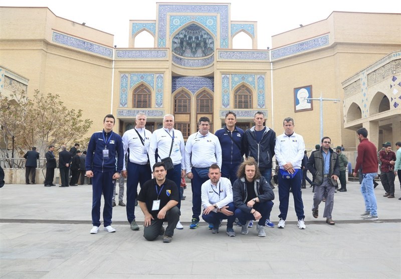 حضور اعضای تیم والیبال نشسته بوسنی در نماز جمعه تبریز + تصاویر
