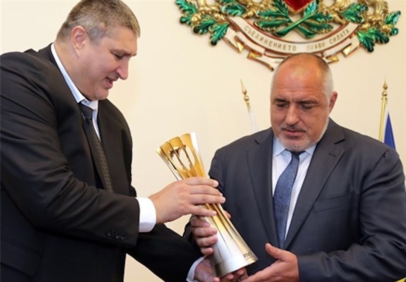 جام قهرمانی جهان در دست نخست وزیر بلغارستان