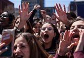 دانش‌آموزان آمریکایی در اعتراض به خشونت‌های مسلحانه کلاس‌های درس را ترک کردند + فیلم