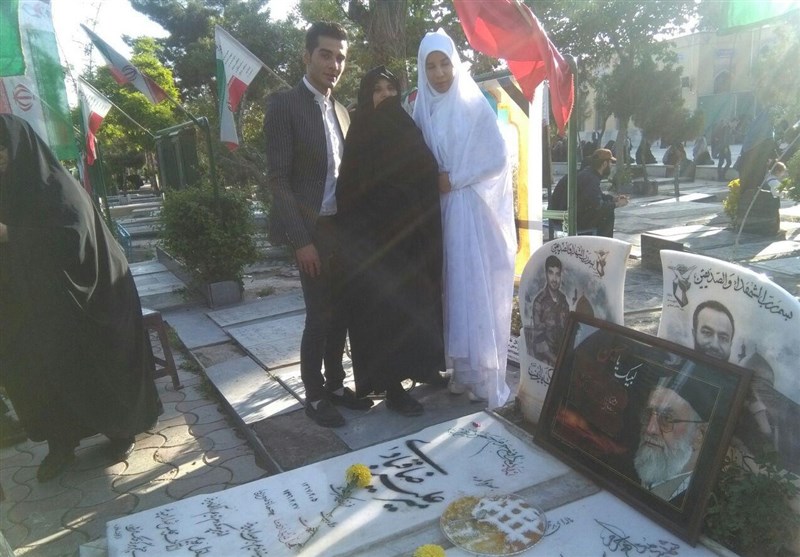 آغاز زندگی مشترک زوج جوان در کنار مزار شهید مدافع حرم+عکس