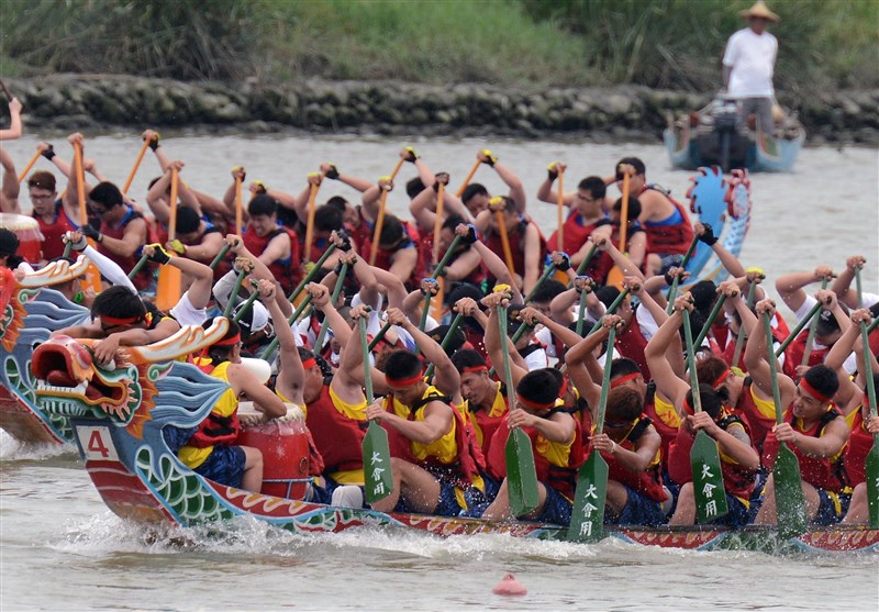 Two Chinese Dragon Boats Capsize in River, 17 Killed