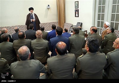 الامام الخامنئی: ینبغی مواصلة التقدم لیکون الجیش غداً أقوى من الیوم