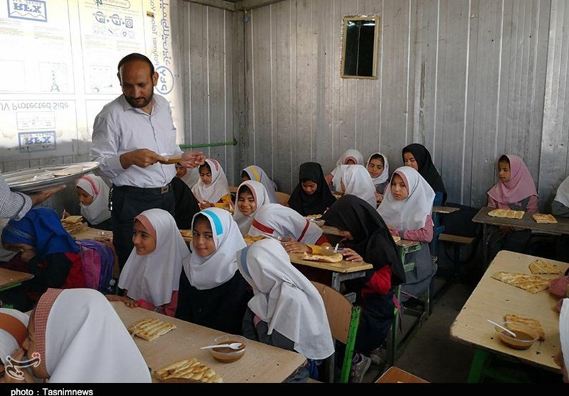زاهدان| توزیع 500 وعده غذای گرم در مدارس حاشیه شهر زاهدان+تصویر
