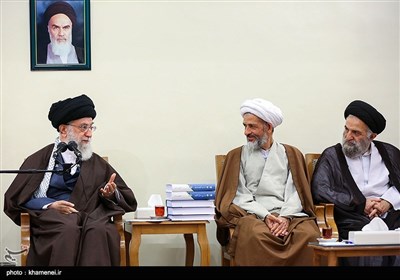 دیدار دست‌اندرکاران همایش حکیم تهران با مقام معظم رهبری