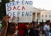 معترضان به سیاست‌های مهاجرتی آمریکا، سناتور ارشد را با شعار بدرقه کردند