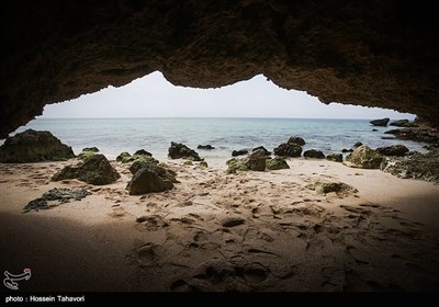 در قسمت صخره ای ساحل زیبا و تمیز جزیره هندورابی قسمتهایی دیده میشود که در طول سالیان دراز بر اثر ساییدگی توسط موج آب دریا به شکل غارهای طبیعی بسیار زیبا درآمده است.