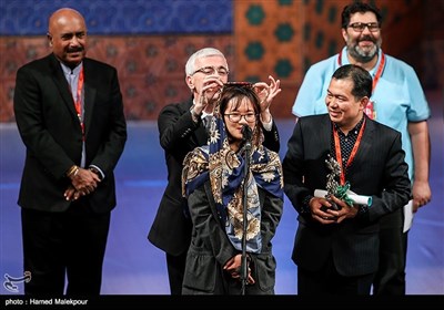 اهداء تندیس بهترین فیلم بخش آسیایی به دونگ دینگ آونگ برای فیلم پدر و پسر
