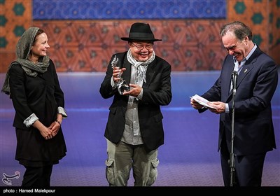 اهداء تندیس جایزه صلح جشنواره برای یک عمر دستاورد هنری به ریتی پان کارگردان کامبوجی