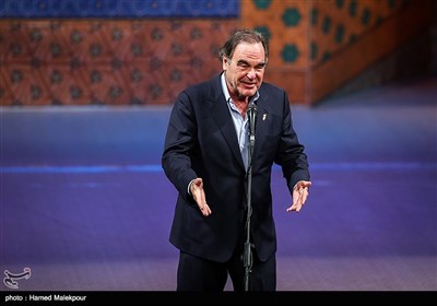 سخنرانی الیور استون فیلمساز آمریکایی در مراسم اختتامیه سی‌وششمین جشنواره جهانی فیلم فجر