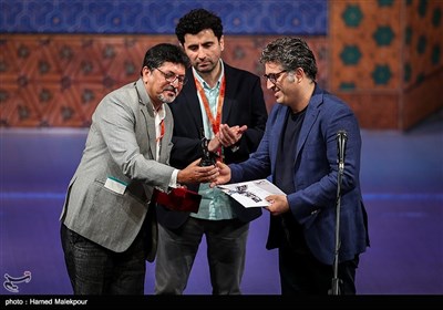 اهداء تندیس جایزه نت‌پک به عباس امینی برای فیلم هندی و هرمز