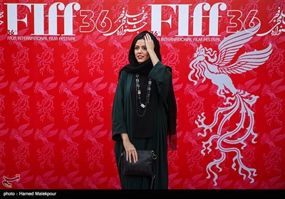 ماهور الوند بازیگر فیلم هت‌تریک در مراسم اختتامیه سی‌وششمین جشنواره جهانی فیلم فجر