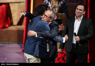 مجتبی موسوی کارگردان فیلم آقای گوزن در آغوش رامبد جوان مجری مراسم اختتامیه سی‌وششمین جشنواره جهانی فیلم فجر