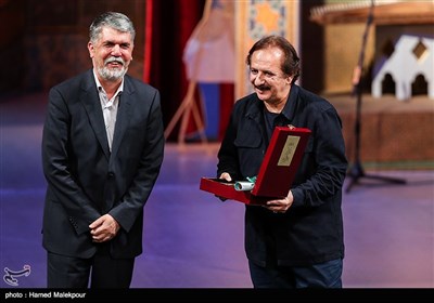 اهداء جایزه اخلاق جشنواره به مجید مجیدی توسط سیدعباس صالحی وزیر فرهنگ و ارشاد اسلامی