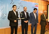 مازندران| خبرنگار دفتر تسنیم مازندران جایزه خود را به شهدای مدافع حرم اهدا کرد