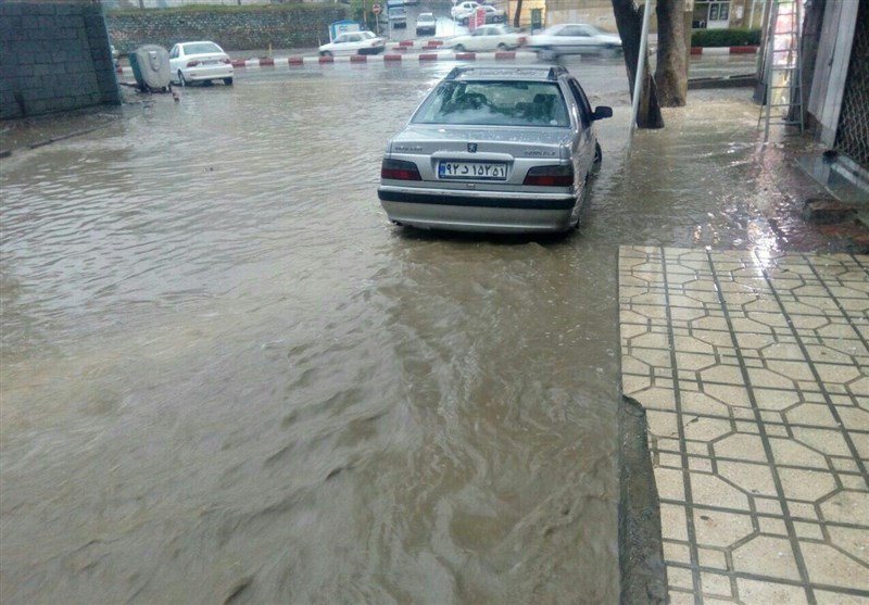 کرمانشاه| بارش تگرگ در روانسر سبب خسارت به 16 خودرو شد