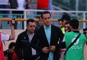 حاشیه دیدار ملوان - سپیدرود| سنگ‌پرانی هواداران ملوان به سمت بازیکنان و داور/ علی کریمی تیمش را بیرون کشید