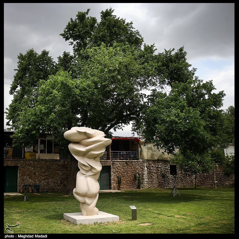 رونمایی از مجسمه ریشه‌ها و سنگ‌ها اثر تونی کرگ