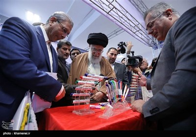 Leader Visits Exhibition of Iranian Products