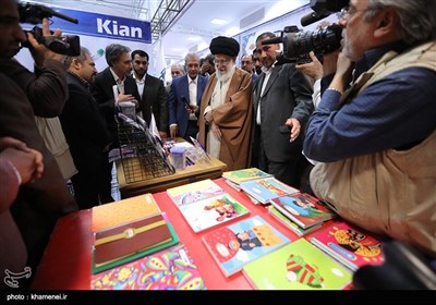 Leader Visits Exhibition of Iranian Products
