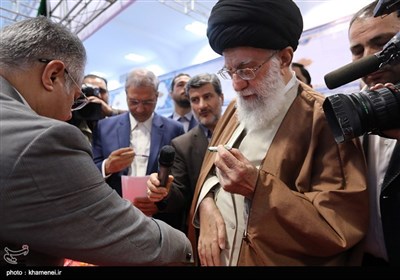 Leader Visits Exhibition of Iranian Products